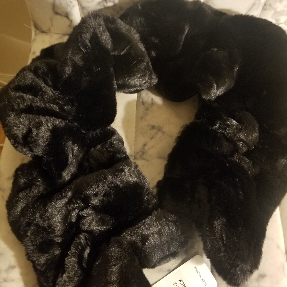 Warm and cozy faux fur scarf. Brand new. Makes agreat gift.🧣